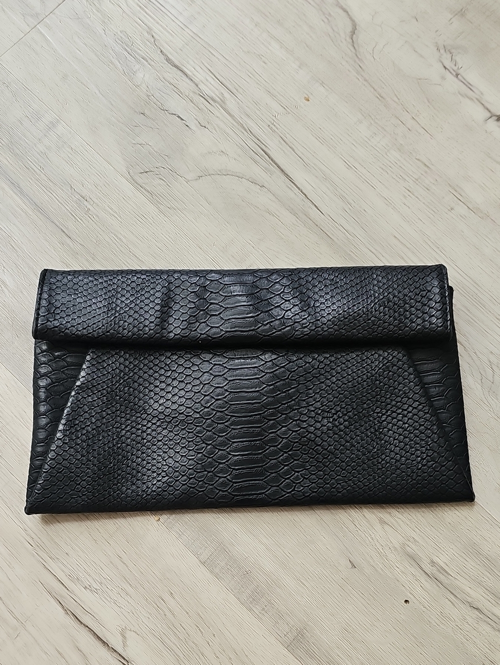 Urban Expressions Black and Beige Chain Accent Crossbody